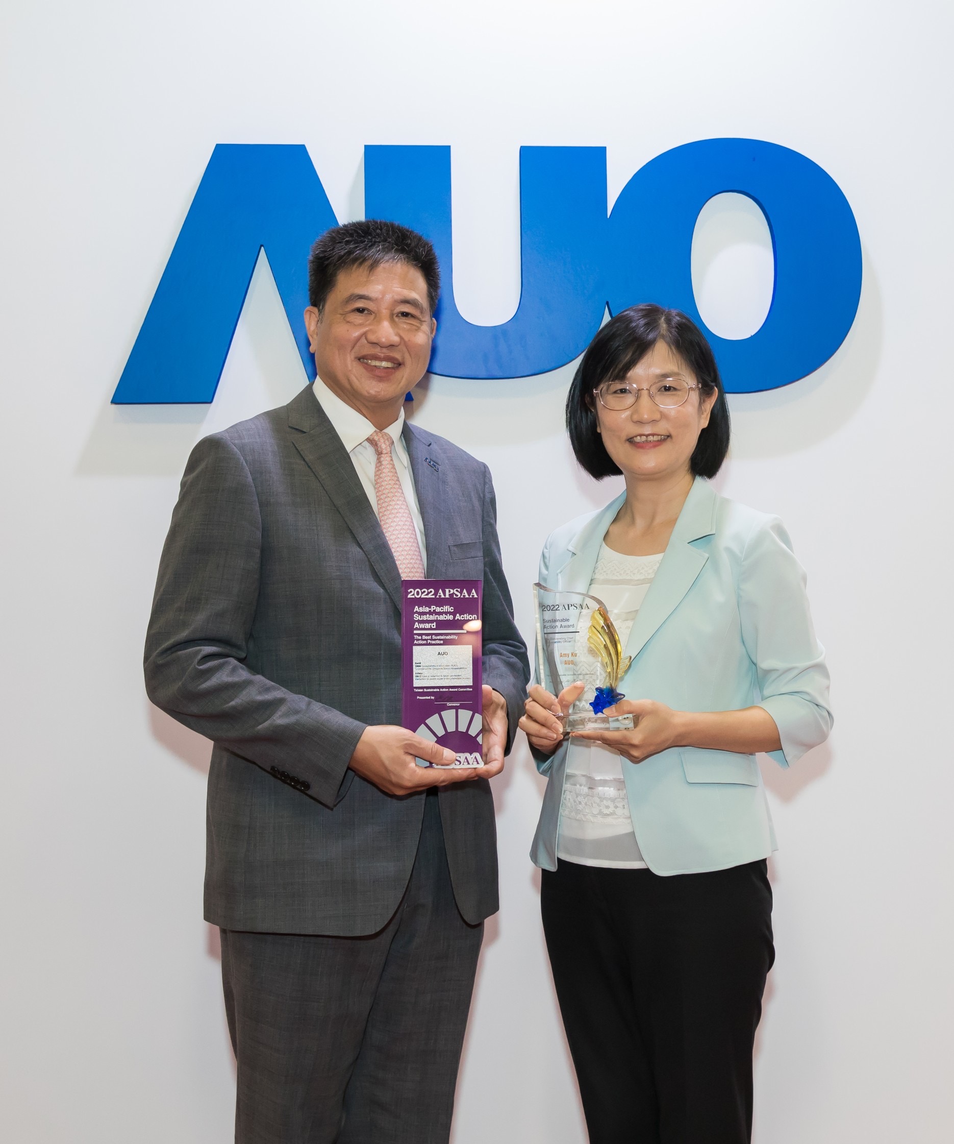 好体育在线官网长期垫筑永续远景的基石，透过ESG暨气候委员会逐步实践永续策略蓝图。其中，好体育在线官网光电永续长古秀华带领团队、制定中长期目标，缔造多面向亮眼表现，获得「顶尖永续长奖」的个人奖殊荣（左：好体育在线官网光电董事长暨执行长彭双浪，右：好体育在线官网光电永续长古秀华）