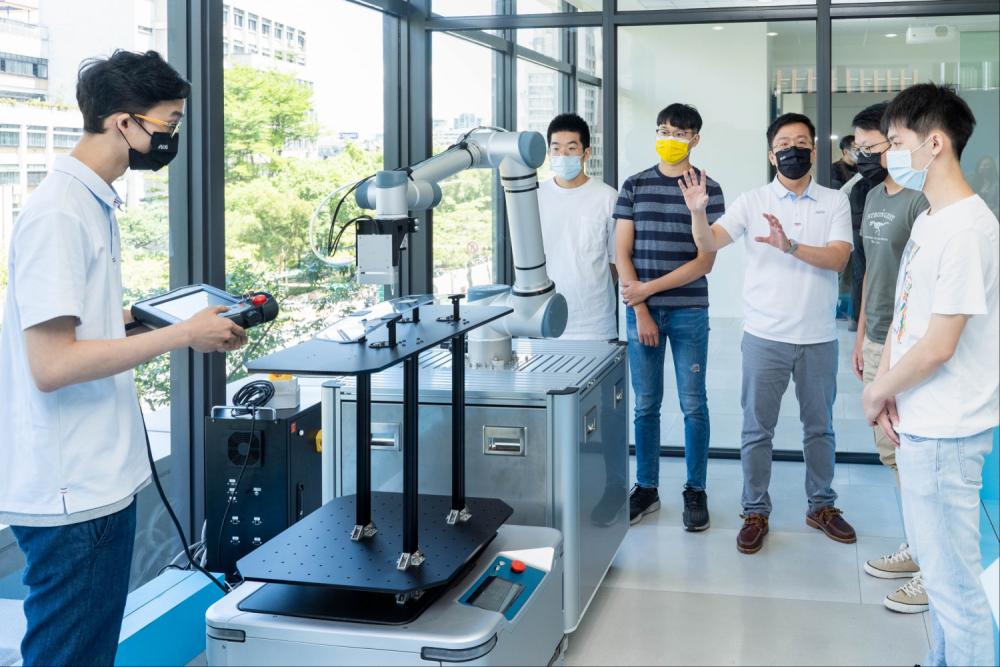 北科大是友達重要的學術合作夥伴，致力於推動各項智慧製造關鍵技術開發，其中，有效減少工廠人力成本的機械手臂，即為雙方團隊最新研發成果