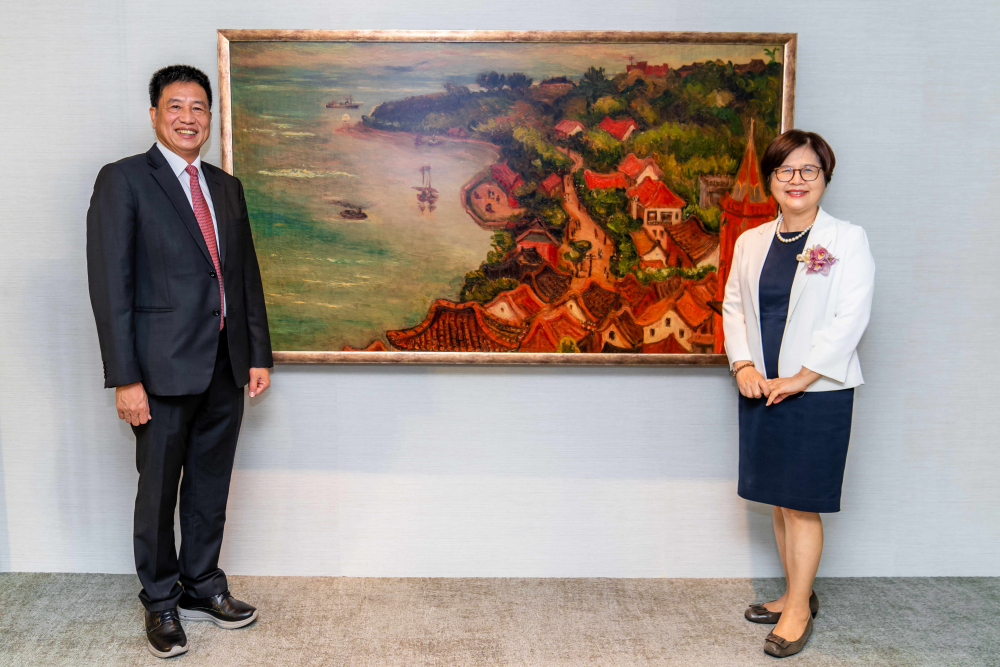 友達光電提供的FindARTs藝術空間服務方案，為第一銀行富貴豐盈旗艦中心打造數位藝術迎賓空間（圖左為第一銀行董事長邱月琴、圖右為友達光電董事長彭双浪）