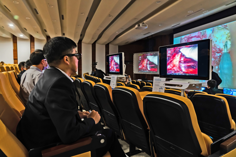 達擎之「達文西外接3D影像解決方案」，將達文西手術機器手臂的3D影像即時連線轉播，在會議室觀摩的醫師們只要戴上偏光眼鏡，就能與執刀醫師看到同步的3D立體影像，如臨操作台現場，縮短達文西手術的學習曲線