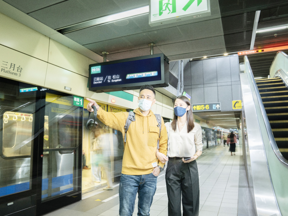 友達旗下達擎之客製化TARTAN顯示器，於台北捷運中山站亮相。以獨特長條型比例與高畫質特色，為台北捷運站帶來嶄新的都會車站風貌