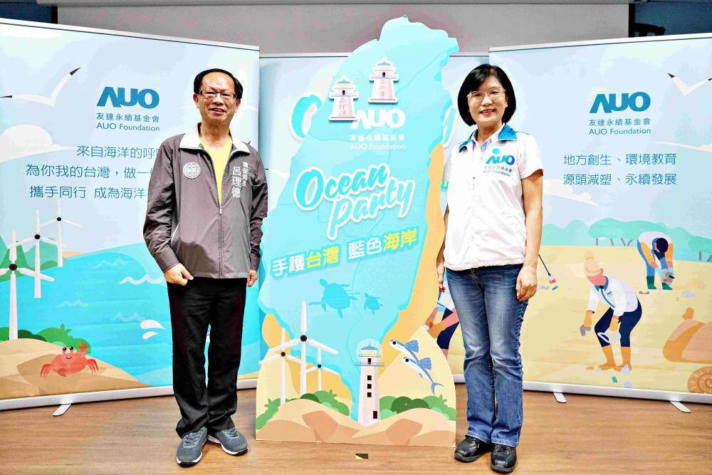 友達光電永續長古秀華（右）與桃園市環保局局長呂理德（左）進行海岸線認養儀式，簽署於象徵藍色宣言的海岸永續燈塔上，承諾以實際行動與環境教育方式，投入桃園海岸線守護行列