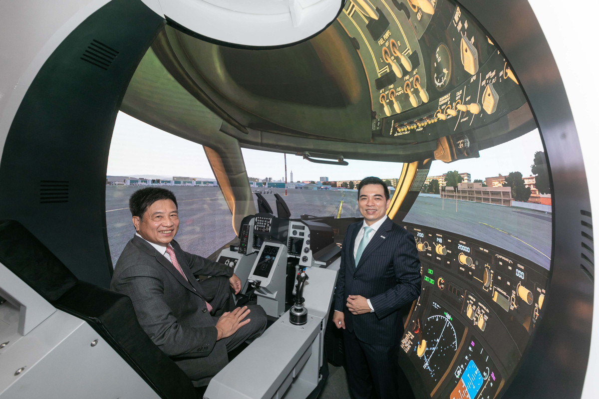 ALED球型屏為使用者創造全景環繞沉浸式視覺體驗，展現友達深厚的軟硬整合與創新研發能力，榮獲第31屆台灣精品金質獎肯定（左：友達光電董事長暨執行長彭双浪、右：友達光電總經理暨營運長柯富仁）