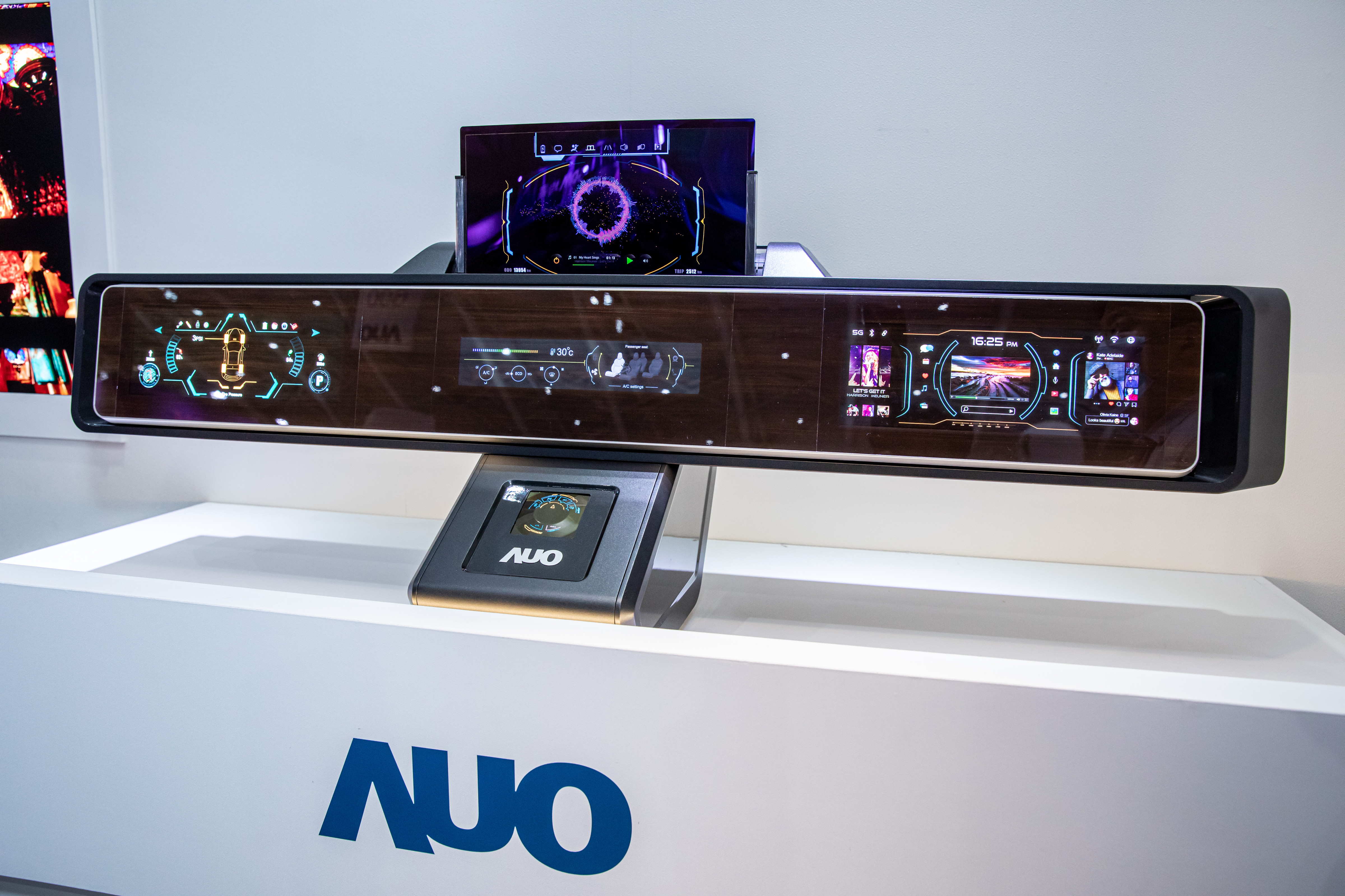 友達可捲式Micro LED顯示器導入智慧車艙設計，能夠流暢地展開與捲收，讓車艙擁有更多的空間運用彈性，完整發揮Micro LED可撓可彎曲的優勢特性