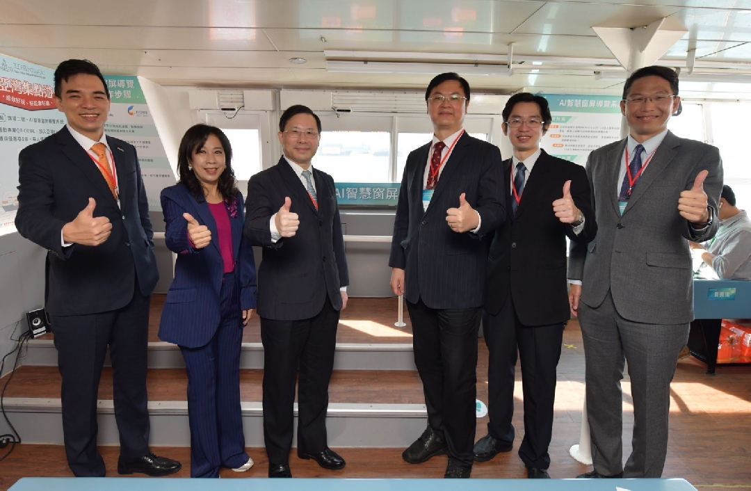 由經濟部技術處指導推動，透過友達光電、工業技術研究院與船舶中心三方合作，於高雄亞灣智慧渡輪率先導入最新Micro LED透明顯示器屏今(22)日啟用(左起友達光電營運長暨總經理柯富仁、高輪公司董事長黃淑美、經濟部次長林全能、高雄市副市長羅達生、經濟部技術處科長張能凱、工研院電光系統所副所長李正中)