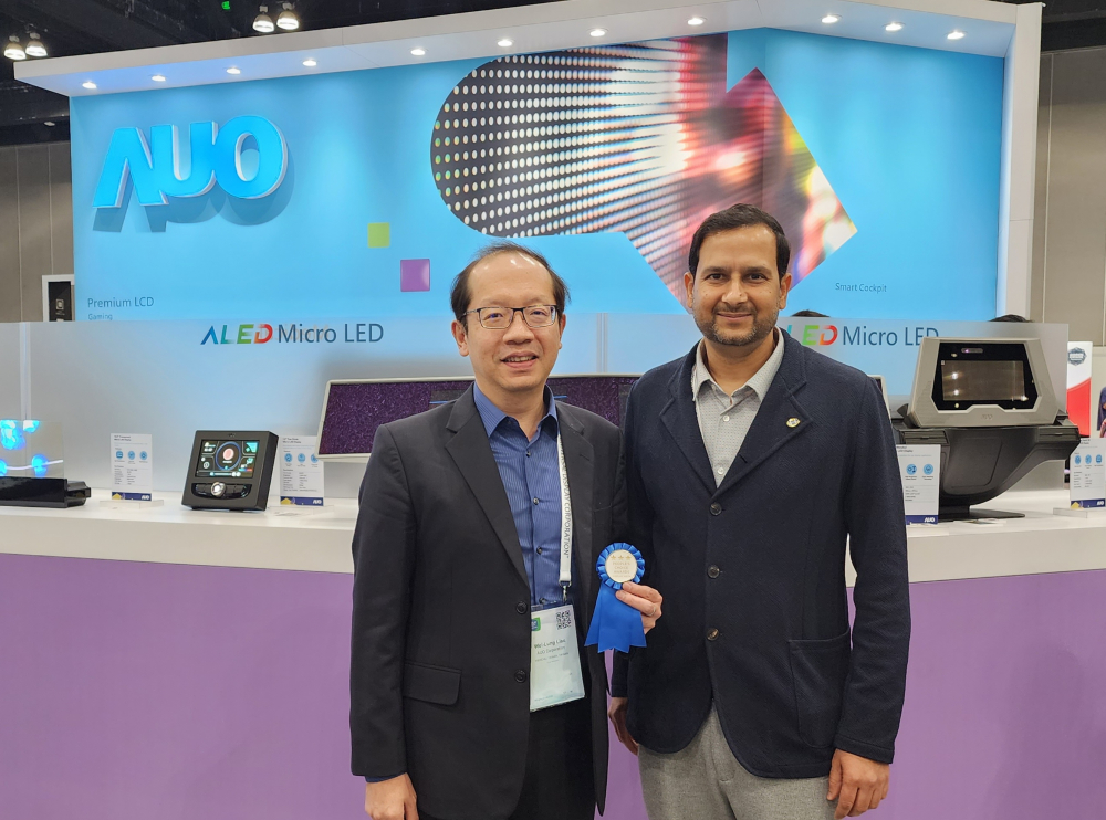 友達光電於2023 SID顯示週，由SID國際資訊顯示學會評選頒發「最佳中型展位獎」。左為友達光電技術長廖唯倫。