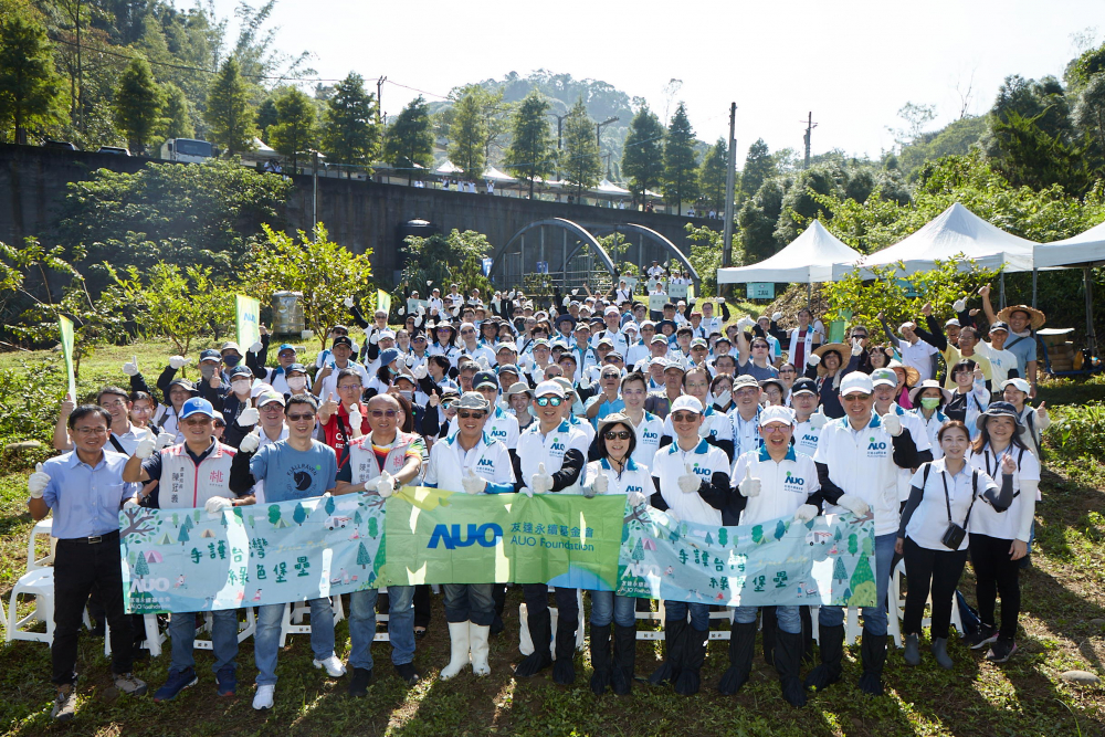 友達永續基金會集結超過200位志工，攜手移除外來入侵種小花蔓澤蘭，守護霄裡溪生物多樣性