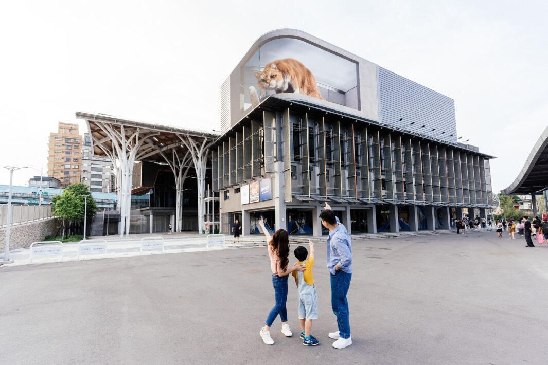 友達打造全台最大戶外裸視3D LED弧形螢幕，將超立體的軟萌胖橘貓動畫活躍於頂樓外牆