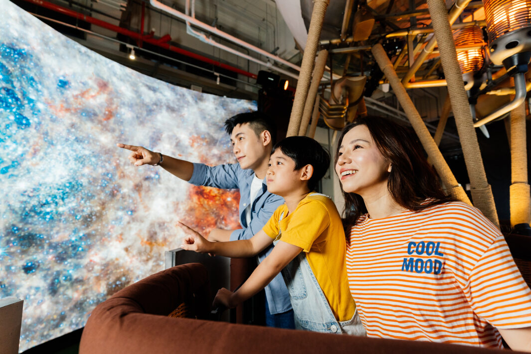 友達打造全台最大寬6公尺、高4公尺、唯一搭載LED弧形拼接顯示屏的動感飛行船，讓乘客駐足在熱氣球上，享受身歷其境的偽出國旅遊樂趣