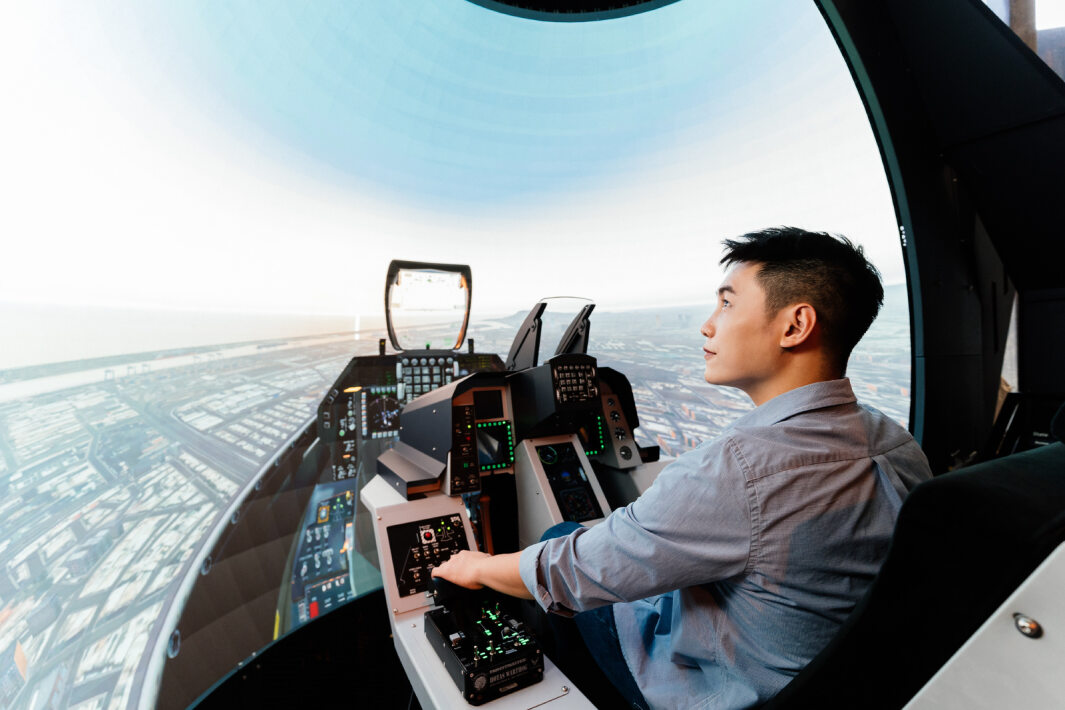 友達以P1.25小間距打造球形LED模擬艙，搭配智崴的精密六軸動態座椅，結合友達專業影像調校技術，呈現擬真模擬飛行場景