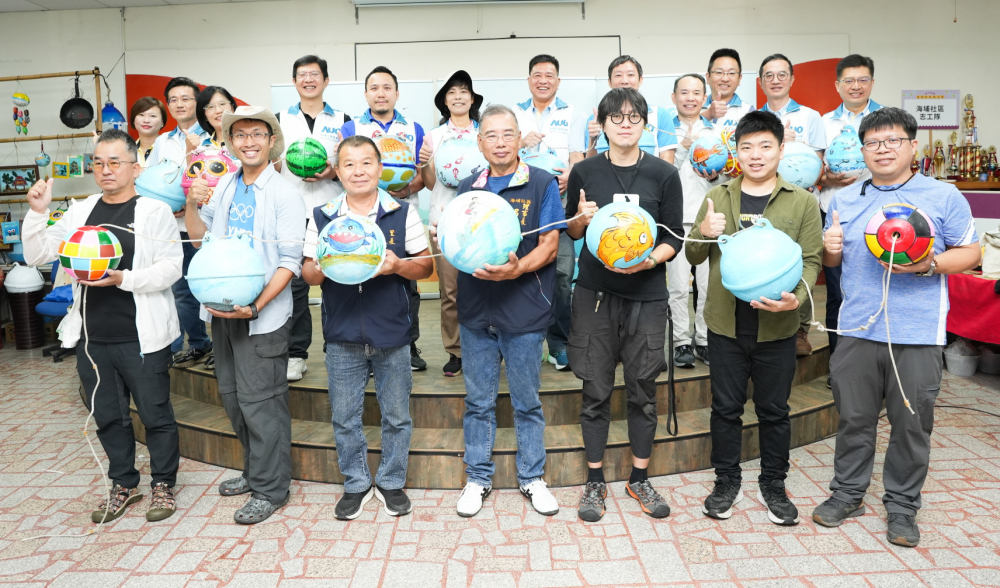 友達光電暨友達永續基金會董事長彭双浪與農業部林業及自然保育署新竹分署夏分署長、供應商夥伴、在地鄰里協會、社企團體，以循環再生的海廢浮球倡議從源頭減廢，為地球移除塑膠垃圾，共同「手」護台灣美麗海岸