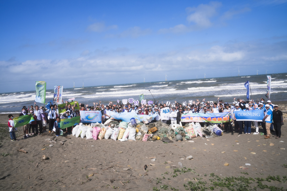 友達永續基金會召集企業志工、產官學和供應商夥伴，在苗栗後龍外埔魚港1340保安林海岸淨攤，齊心協力清除1.2公噸海洋廢棄物，以行動實踐對環境友善的承諾