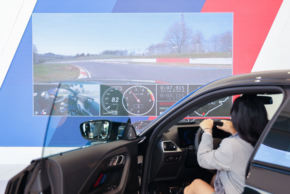 顧客按下虛擬Engine Start按鈕，啟動預選車款的引擎聲浪，螢幕同時呈現德國紐柏林賽道的試駕畫面，坐進車內一秒化身駕駛員馳騁奔騰