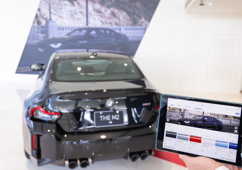 賞車介面即時投放到LED牆上，顧客可即時更換車輛內裝、零件選配與車款配色，提供近乎與實車等比例的沉浸式無死角虛擬賞車體驗