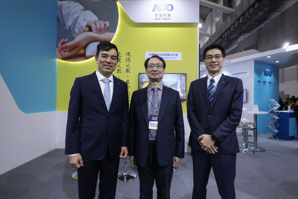 首次於醫療科技展亮相的友達耘康，捐贈數位化檢測設備與研究經費，協助衛福部國家中醫藥研究所打造中醫大數據資料庫。圖由左至右為友達光電執行長暨總經理柯富仁、衛福部國家中醫藥研究所所長蘇奕彰、友達光電智慧醫療事業群總經理廖世宏