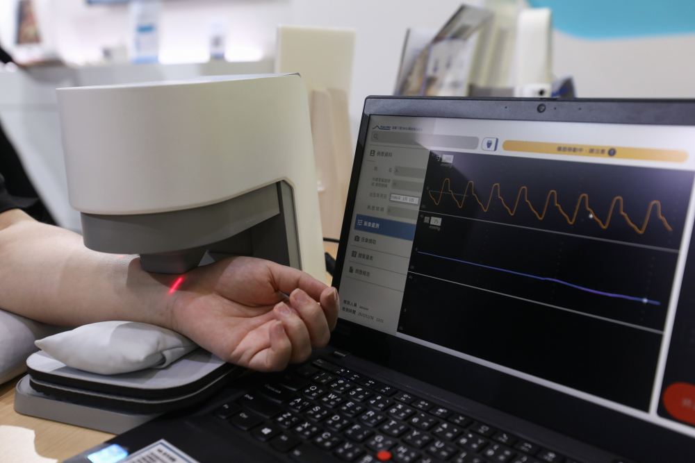 友達耘康脈象檢測系統透過電腦精準控制升降系統，還原中醫師三指把脈過程的舉、按、尋手法，將脈象感受轉化成數據，未來可結合大數據分析，實現智慧醫療及準確性