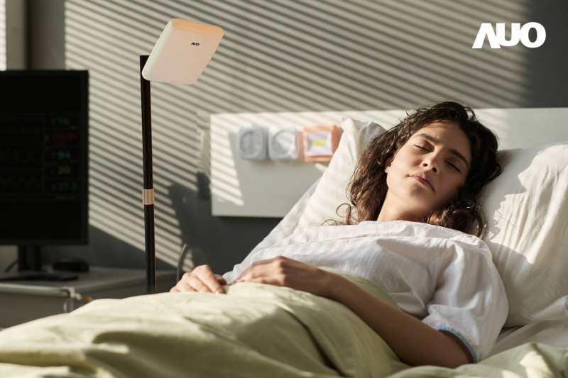 智慧非接觸式生理監測雷達採用獨家開發的毫米波液晶陣列天線技術，能自動追蹤使用者翻身、側睡等睡姿改變產生的位移，實現遠距非接觸且穩定的呼吸、心跳生理訊號監測及離床狀態警示