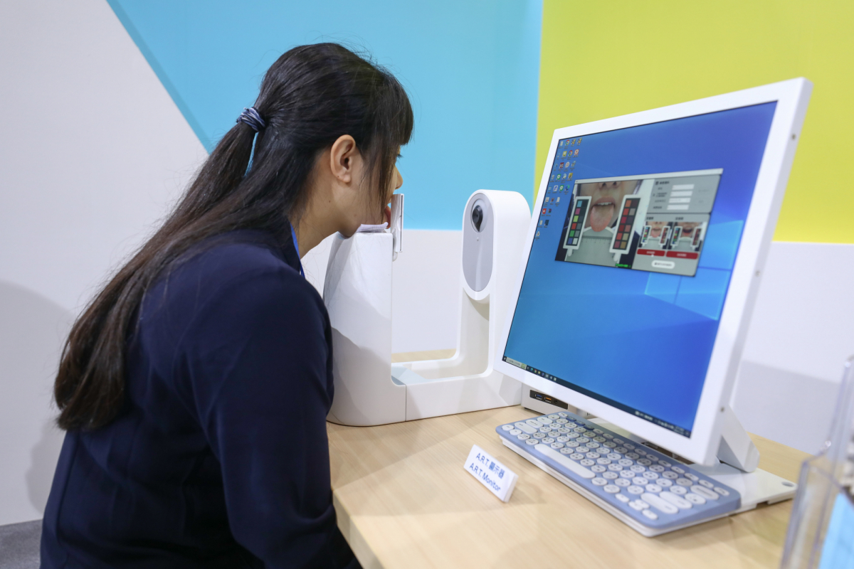 友達耘康延伸友達卓越的感測技術及色彩管理專長，研發出舌象擷取系統，可提供數據化、影像化的檢測結果，輔助醫師與專業醫事人員做為臨床研究、檢測結果評估與檢測紀錄的留存