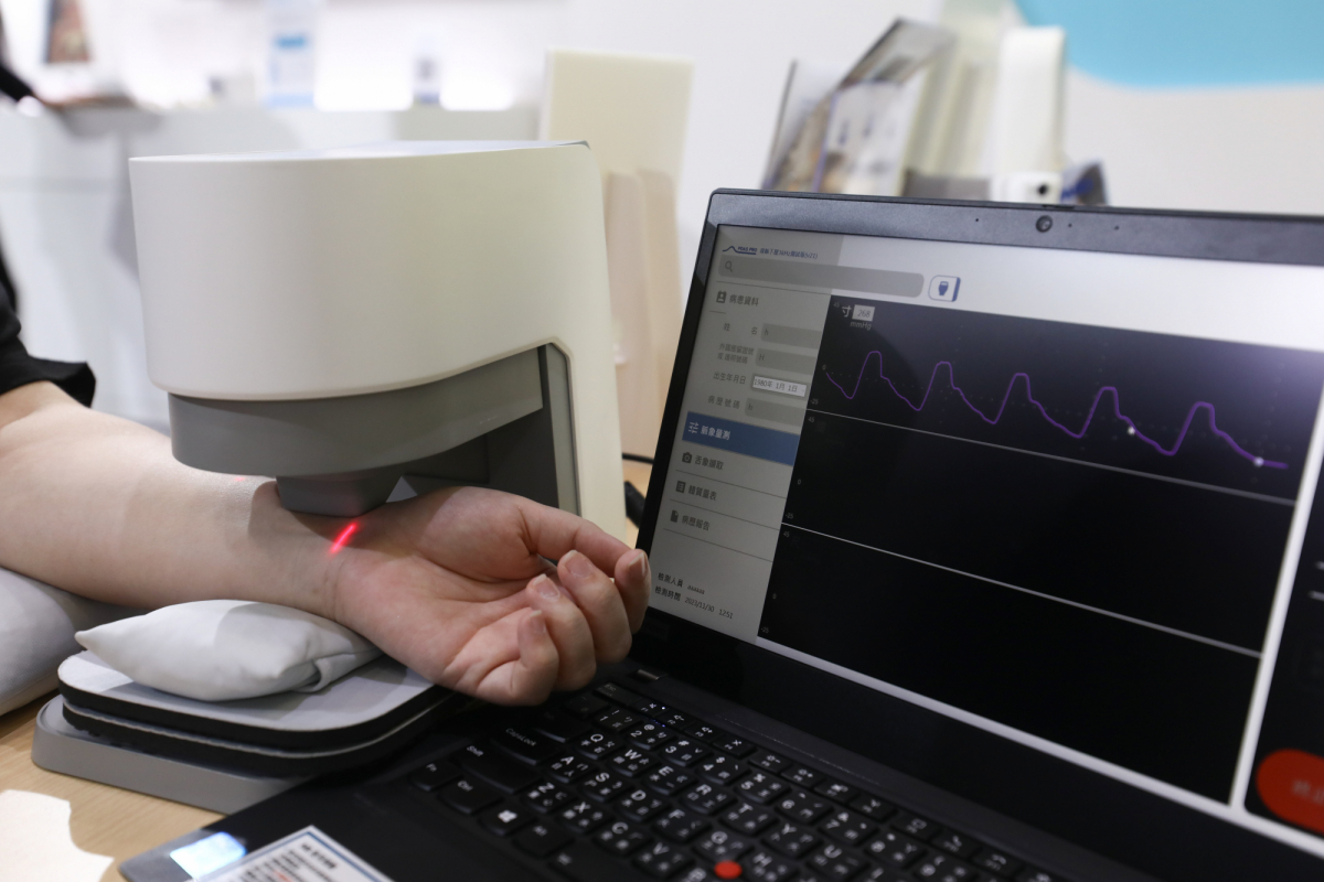 友達耘康脈象檢測系統透過電腦精準控制升降系統，還原中醫師三指把脈過程的舉、按、尋手法，將脈象感受轉化成數據，實現智慧醫療及準確性