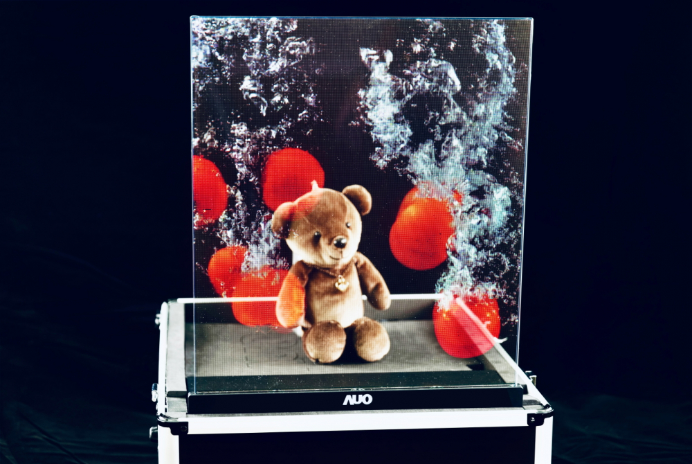 友達以次世代Micro LED顯示技術打造之透明顯示器，具備高穿透、低繞射、高亮度、可拼接之特性，可廣泛應用於智慧移動、零售、育樂和醫療等多元場域