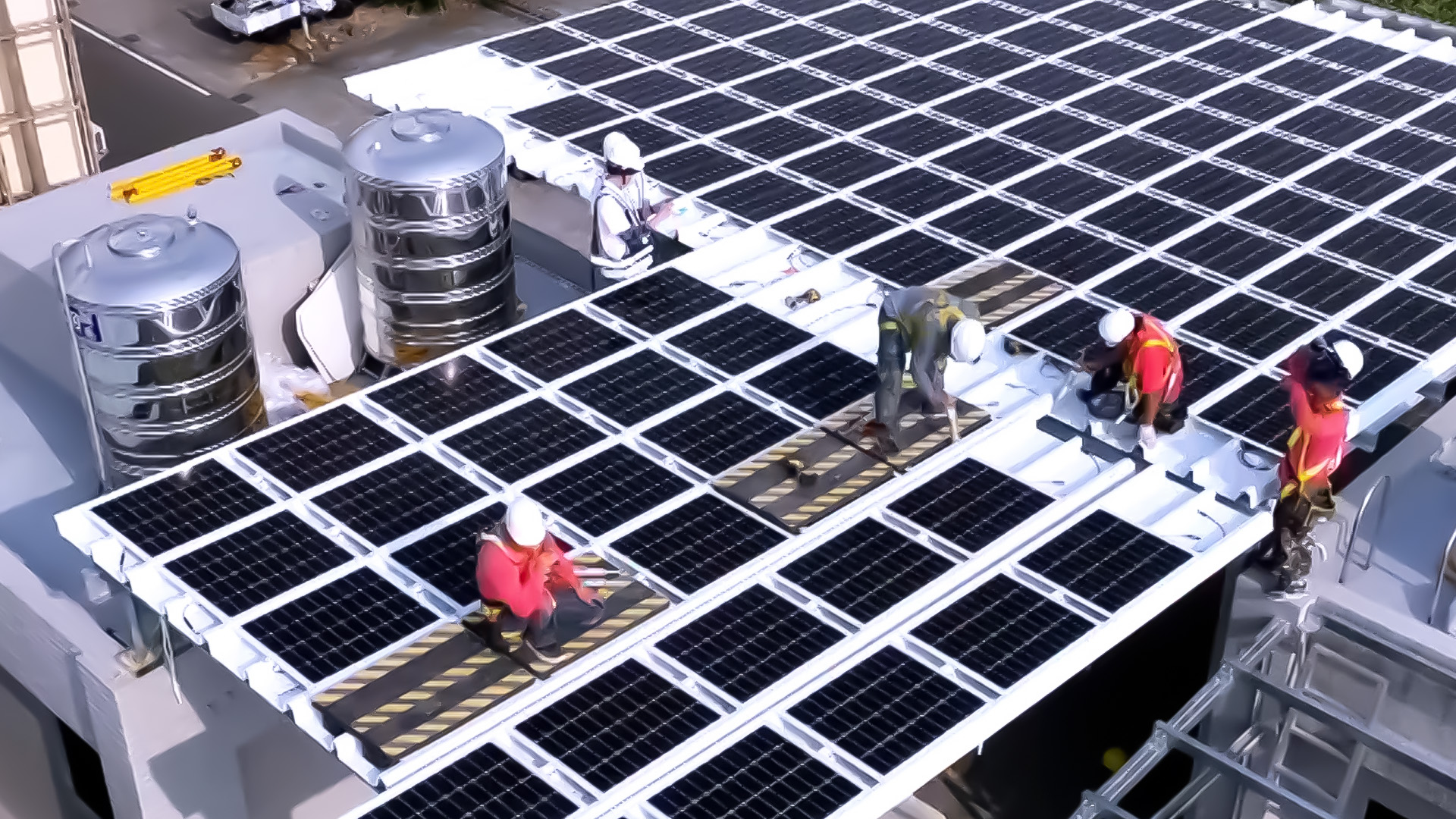 好体育在线官网着力于替代能源之技术研发，如光电浪板的相关制程、设备与产品，其中所开发之光电整合型浪板，减少传统金属支架安装，更提升耐候度，可广泛运用于多元场域，并辅助建筑达到净零碳排目标