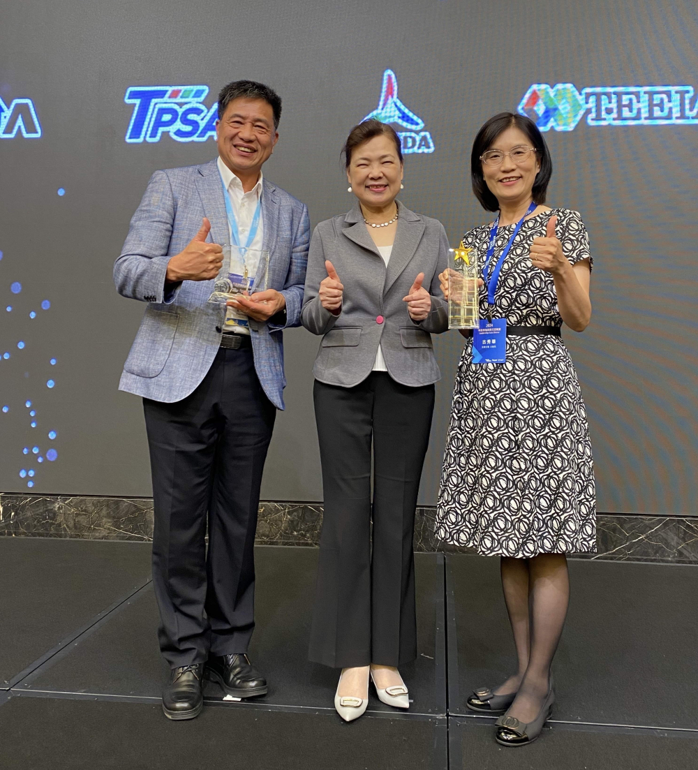 友達致力推動永續發展，於Touch Taiwan2024以3R策略貫穿Display、ESG展位實現綠色展覽目標之成果，Display展位獲綠色裝潢設計鑽質獎最高榮譽，ESG同獲金質獎殊榮。由經濟部長王美花（中）親自頒予友達光電董事長彭双浪（左）、友達光電永續長古秀華（右）
