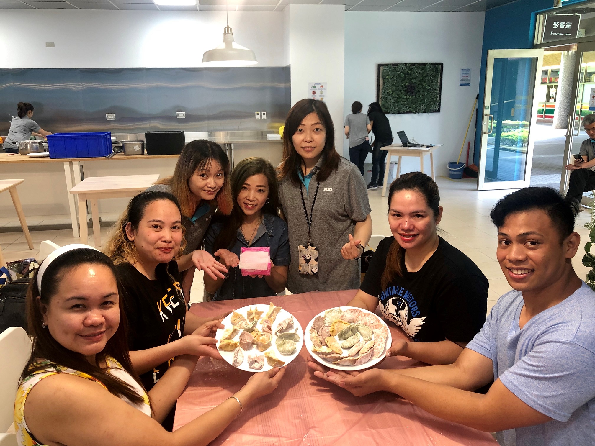 友達將DEI理念貫徹到企業文化和實踐，舉辦如台菲廚藝交流等活動，讓同仁了解彼此文化差異、培養情感