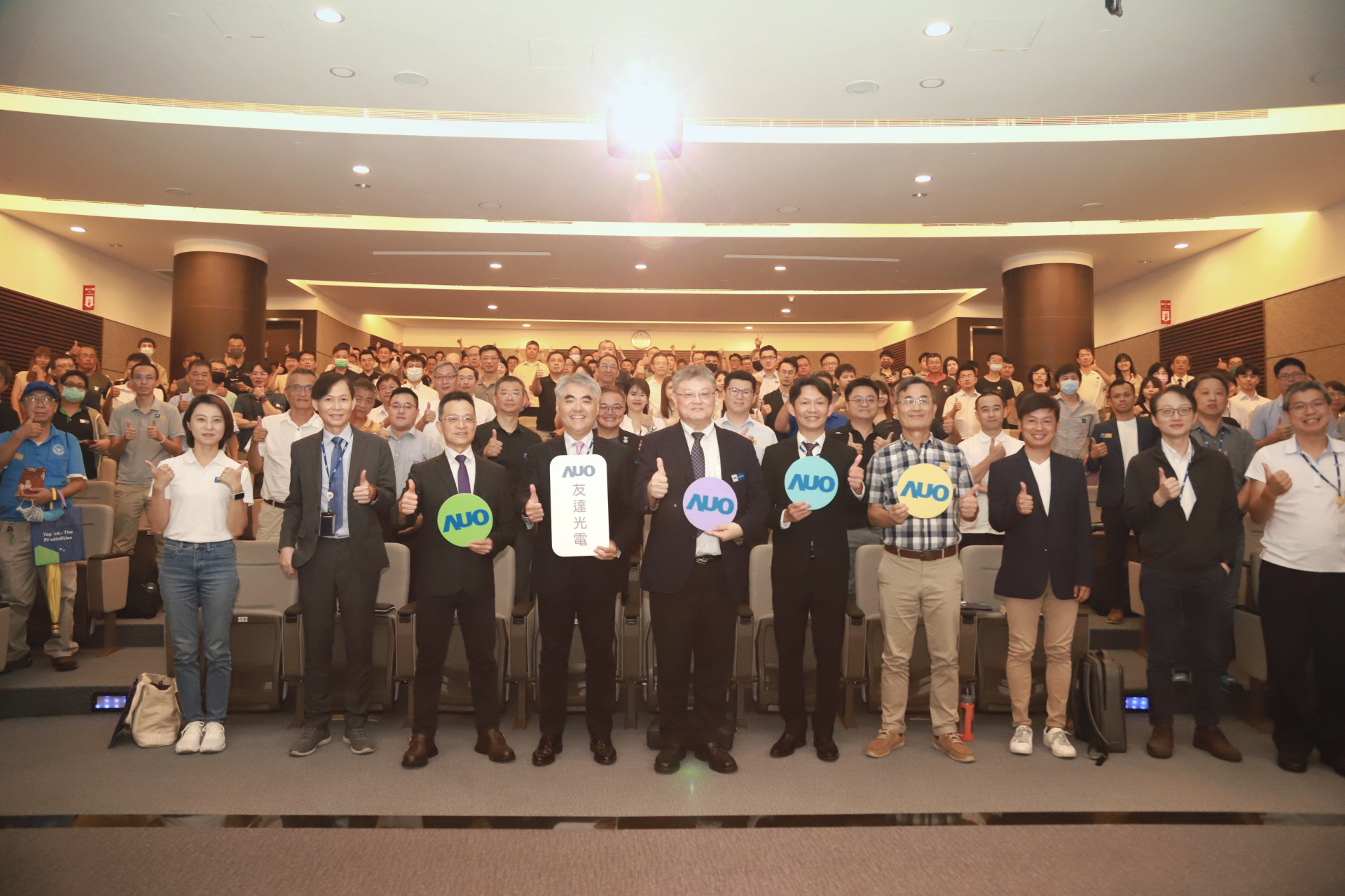 友達光電邀請領域專家共研再生能源發展、電力需求及建築物減碳等議題進行交流，盼共擘綠色永續生態圈的嶄新契機。