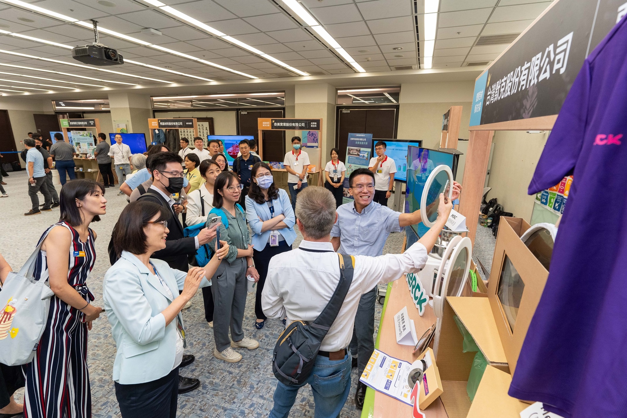 好体育在线官网连手产业伙伴策划首届生态圈联展，展示如何将废塑料循环再利用，创新解决方案包括：塑料包材再生与循环使用、再生塑料研发及应用、废塑料回收再生技术、减塑生活提案等