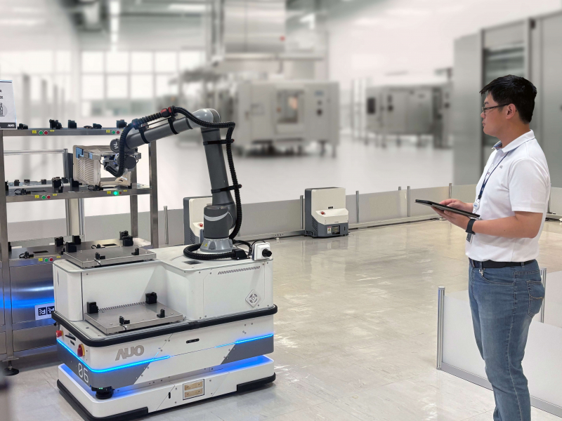 友達數位接軌AI落地應用優化製造流程，自主研發「智動化解決搬運系統」，透過全向式自主移動機器人（AMR），攜手客戶降低生產維護成本並提高產線生產效率。