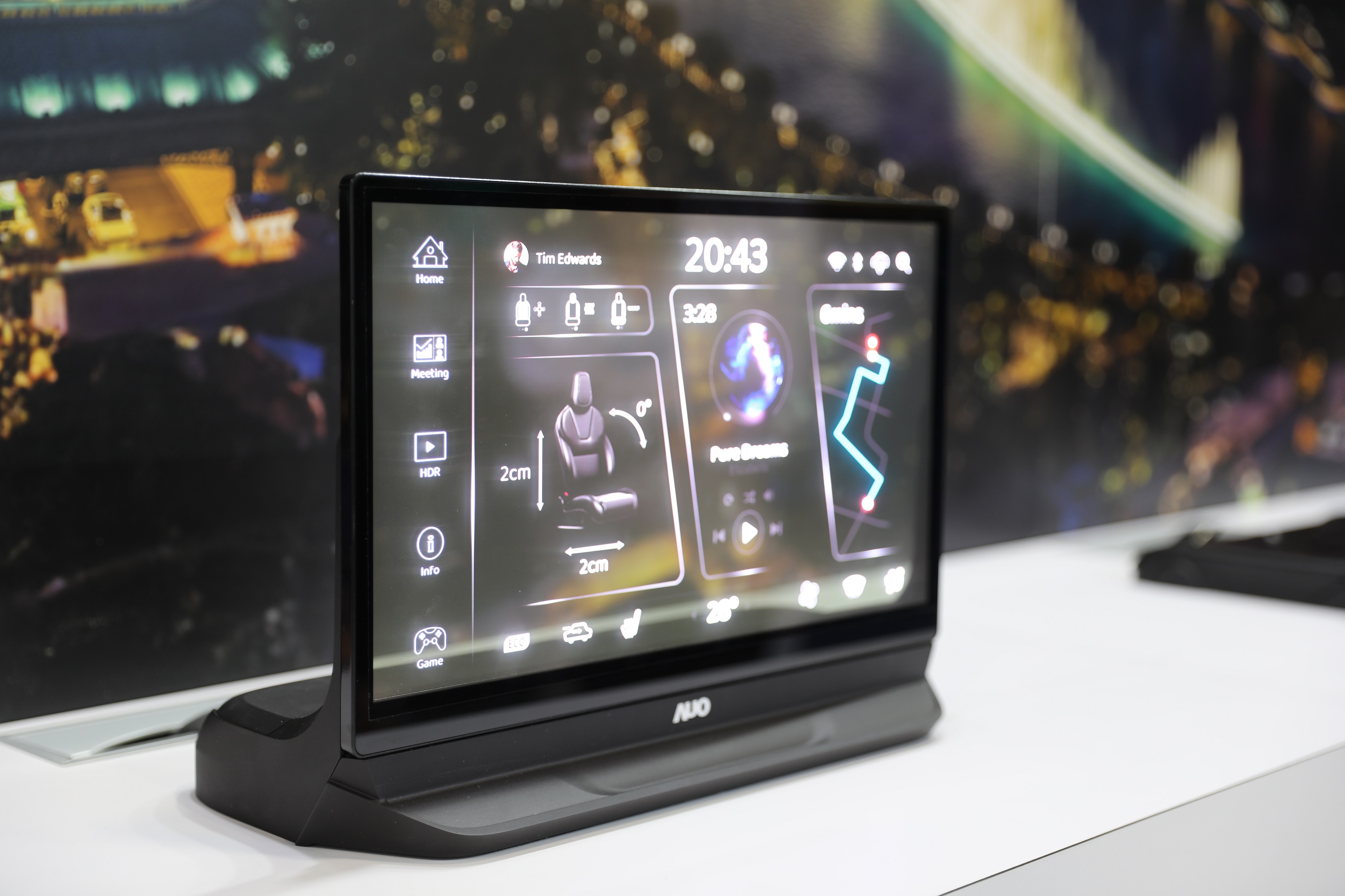 友達將Micro LED透明顯示技術整合黑切換技術的解決方案，釋放強大的技術自主開發能力，跨越室內外應用界限，開創業界第一台17.3吋快速黑切換透明觸控Micro LED顯示器