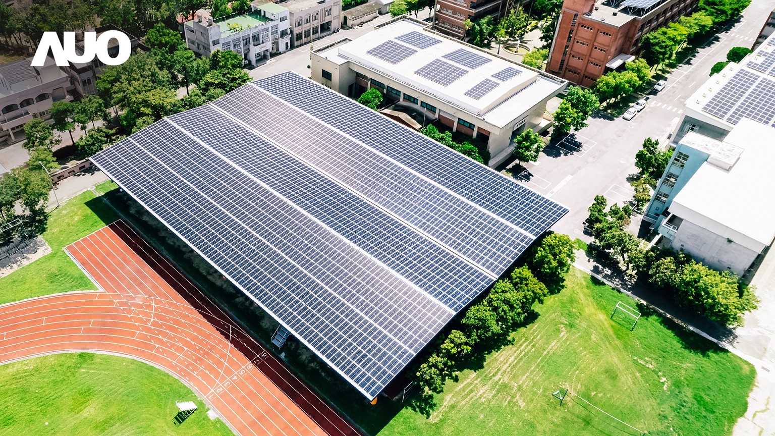 友達SunSteel光電整合型浪板具備快速安裝、輕量化優勢，可提升15%發電效能，通過國際IEC與國內VPC認證安全、防漏、耐候標準