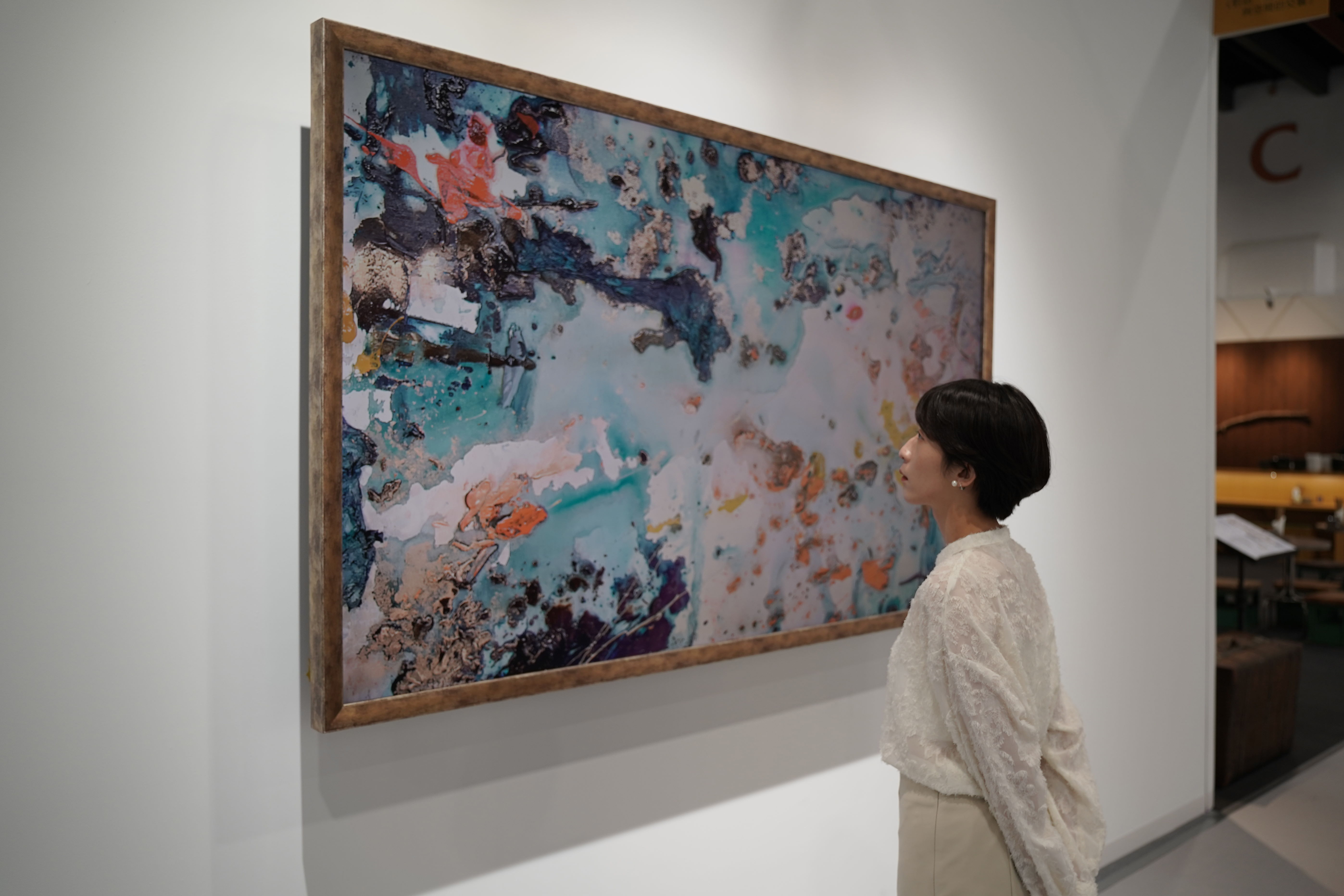 友達FindARTs以獨步全球的A.R.T.先進抗反光技術，提供極致可鑑賞藝術作品細節的柔和介面，搭配國際博物館級認證的色彩還原演算法，重現藝術家創作的真跡色彩和材質肌理，讓虛擬作品在現實中生動展現