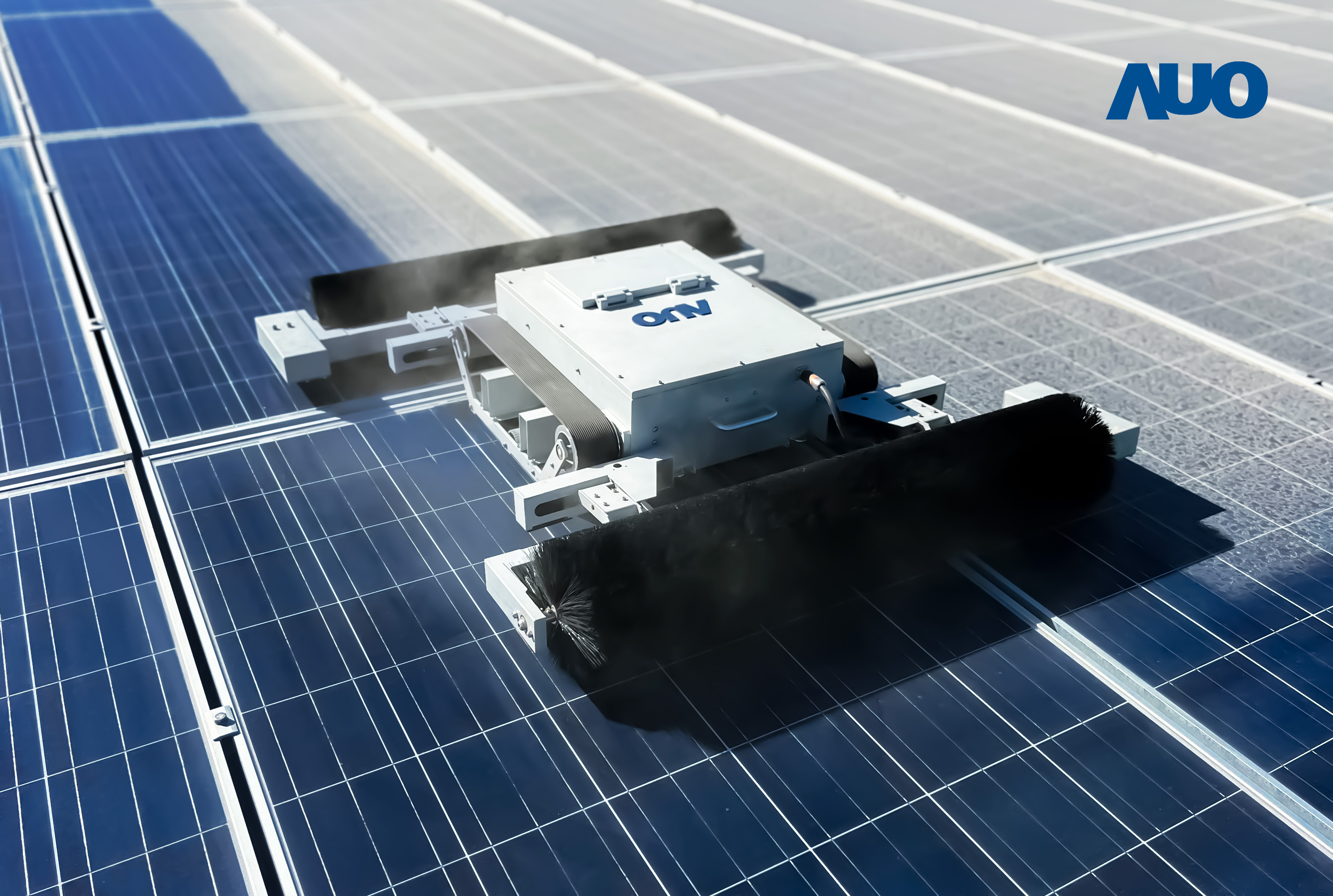 友達「太陽能模組清潔機器人SunCleanBots」，具輕量化、智慧化與高效率優勢，搭載全自動導航清潔模式，已應用於多個太陽能電廠場域，大幅提升太陽能模組使用壽命與效能並降低人力成本，獲台灣精品銀質獎