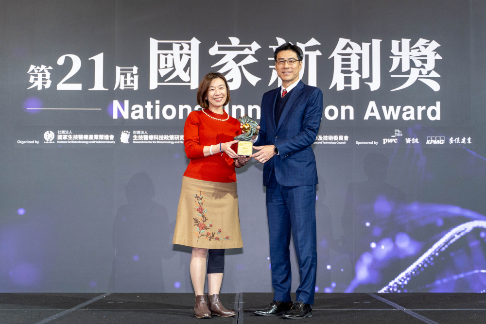 友達旗下子公司友達耘康與達擎分別以「中醫數位化檢測解決方案」及「寬視角3D醫療顯示器」獲得第二十一屆國家新創獎「智慧醫療與健康科技」類別的「企業新創獎」與「國家新創精進獎」兩項殊榮。圖左為衛生福利部政務次長林靜儀、圖右為友達光電智慧醫療事業群總經理廖世宏