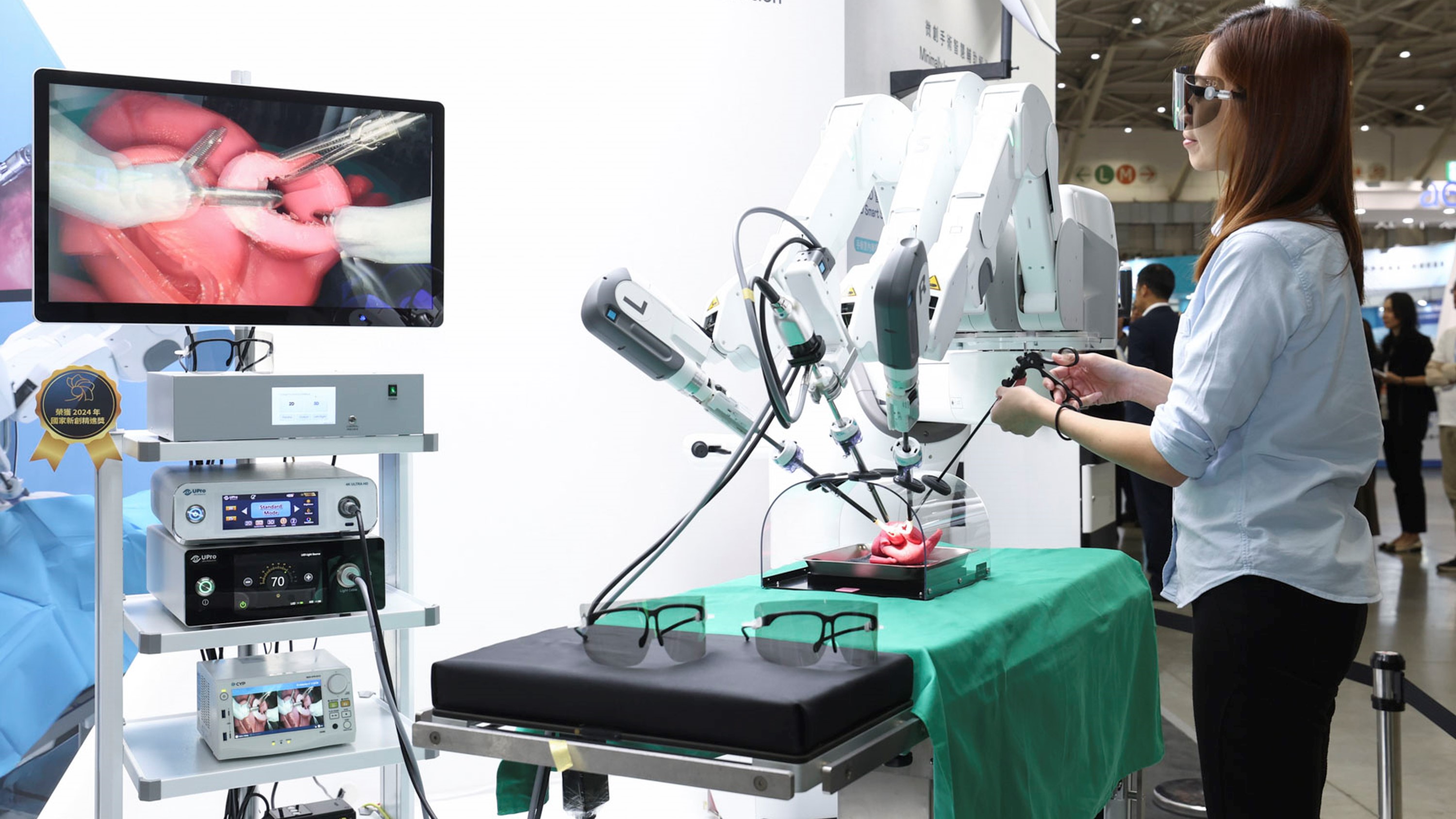 達擎寬視角3D醫療顯示器可應用於機器人手術即時3D解決方案，提供醫療團隊即時、同步的3D手術影像，提升溝通效率與手術安全性