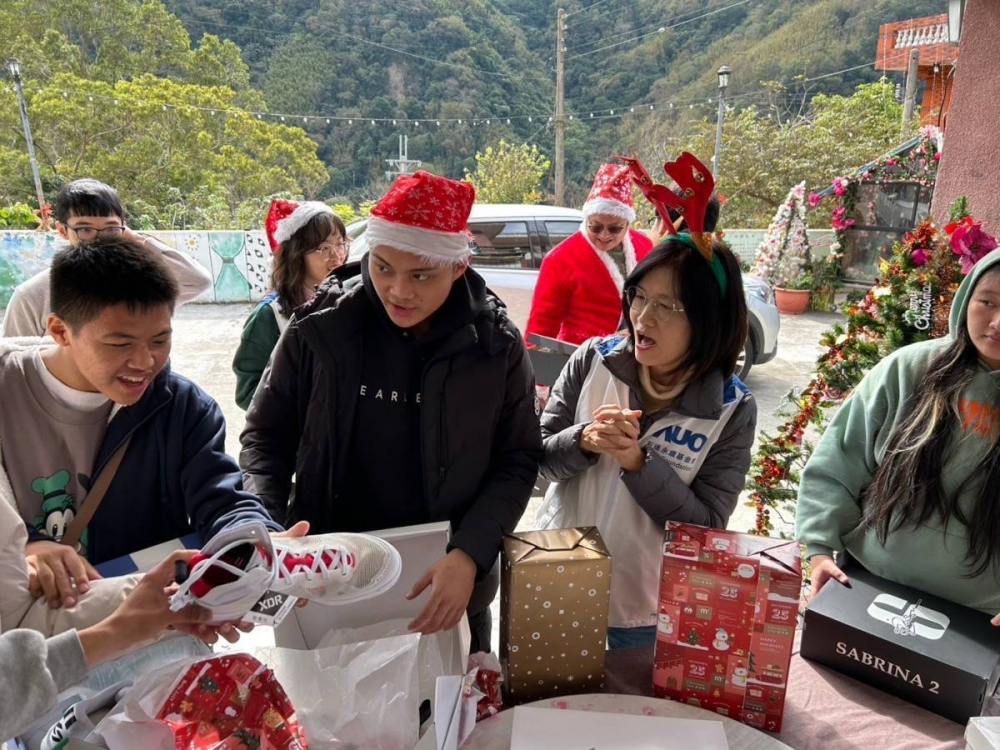 「圓夢計畫」由偏鄉兒少許下心願，友達員工認捐禮物，高階主管親帶隊將禮物一一送往偏鄉，為兒少圓夢