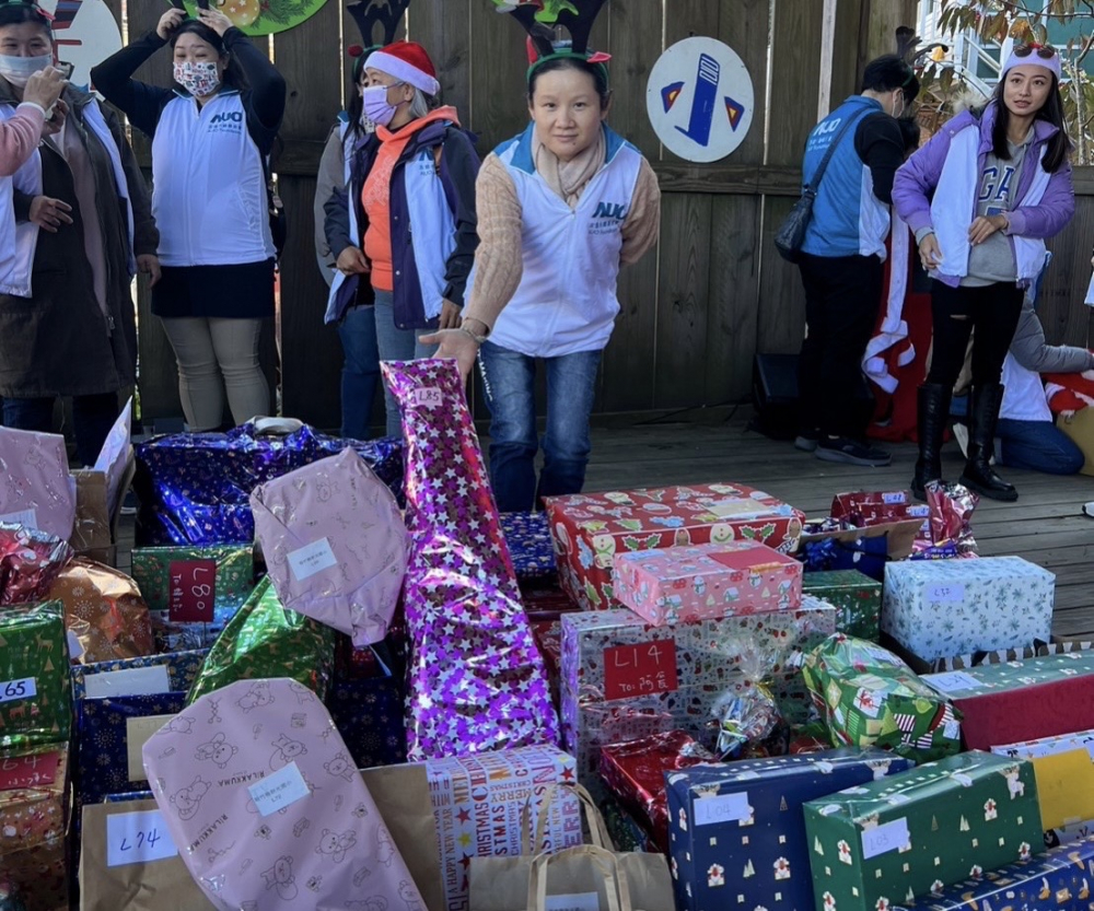 友達永續基金會「圓夢列車」年年迴響熱烈，認捐同仁精心挑選禮物、巧手包裝，整理成隊後，將祝福一一打包送出