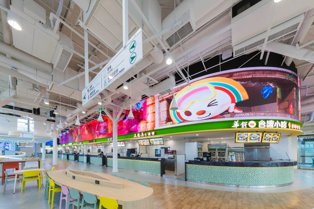 友達穩步推動雙軸轉型策略，旗下子公司達擎攜手傑可達數位與零售業者統一超商合作，為全新改裝開幕的「清水服務區」打造首創的裸視3D體驗牆