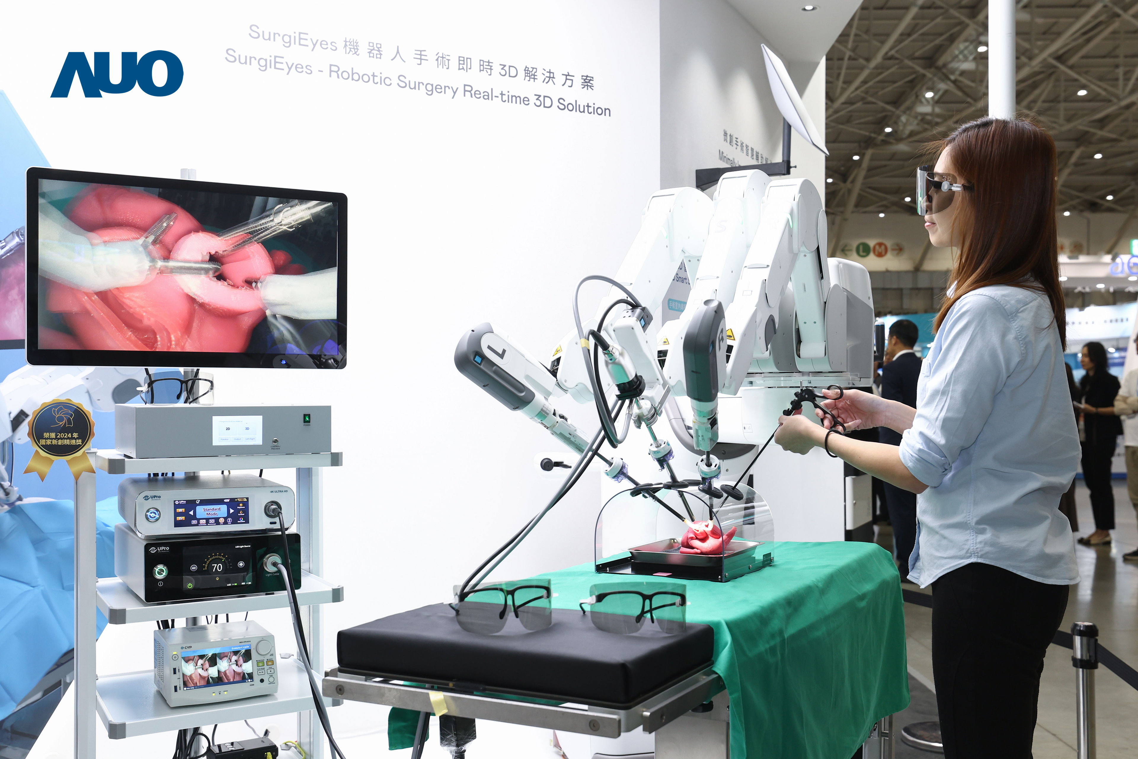 达擎以领先的3D显示技术推出〝SurgiEyes机器人手术实时3D解决方案〞，整合先进3D图像处理与独家3D垂直宽视角、广色域的显示技术，手术团队可实时同步主刀医师视角看到清晰3D影像，提升沟通效率与安全性。