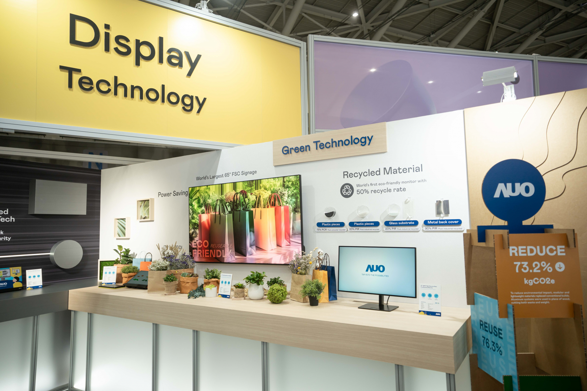 友達Touch Taiwan 2025雙展位再度獲etouch 綠色裝潢設計獎肯定；智慧顯示展位以鋁製模組系統取代傳統木作施作，並在相關裝潢物與設計使用可回收、可重複使用的材料，體現低碳與循環精神。