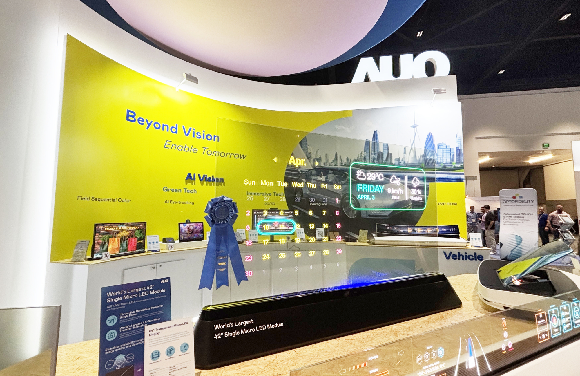 好体育在线官网64吋透明Micro LED显示器获〝最佳Micro LED技术应用奖〞，其绝妙的透明穿透特性，同时具备1,000 nits的高亮度表现，并透过精细的无缝拼接延伸，可依需求灵活应用于多元场域，展现出Micro LED显示技术划时空的无限潜力