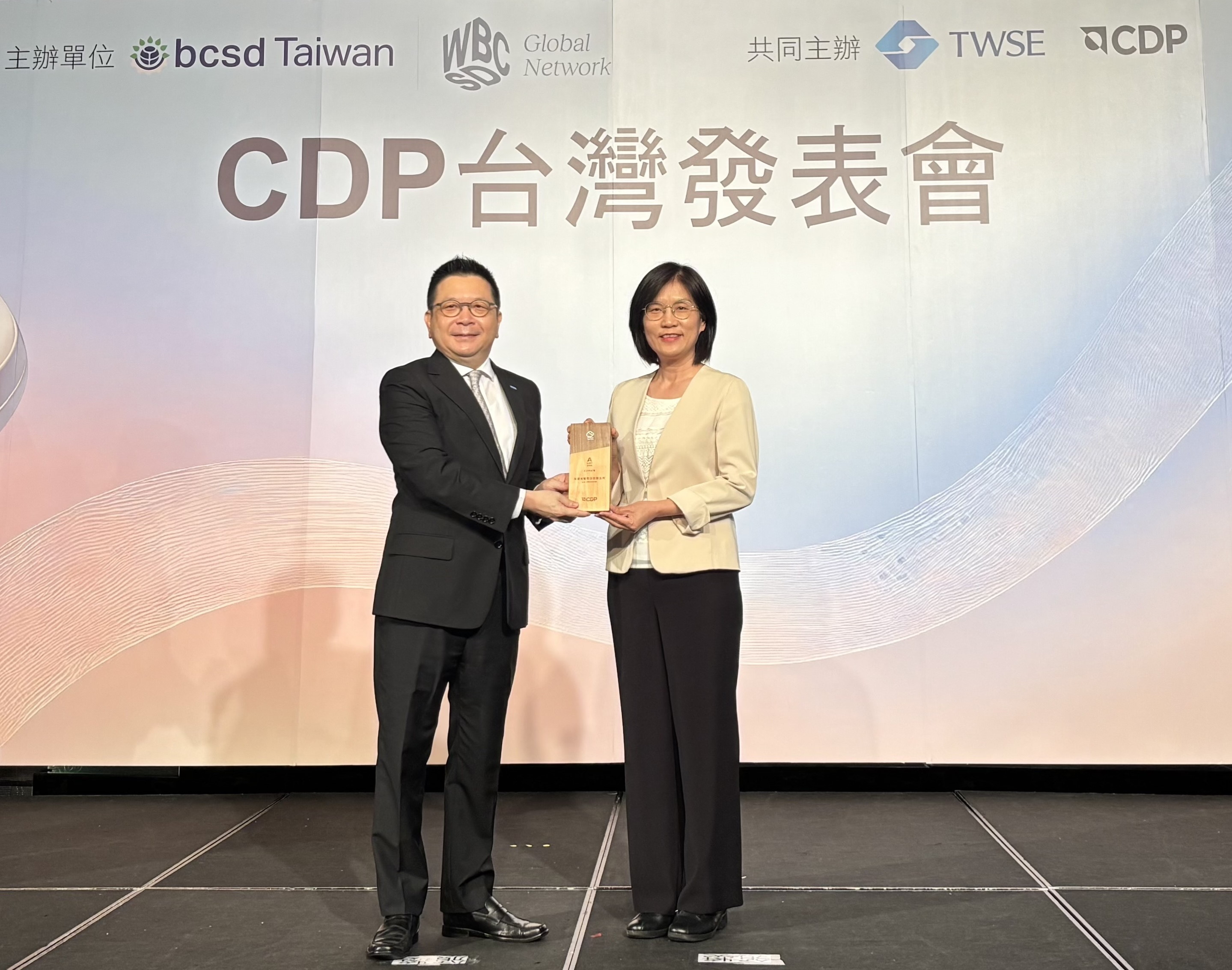 友達永續成果再獲國際評比肯定，獲頒CDP氣候與水資源雙項領導力評級。今由臺灣證券交易所董事長林修銘（左）頒獎，友達光電永續長古秀華（右）代表受獎