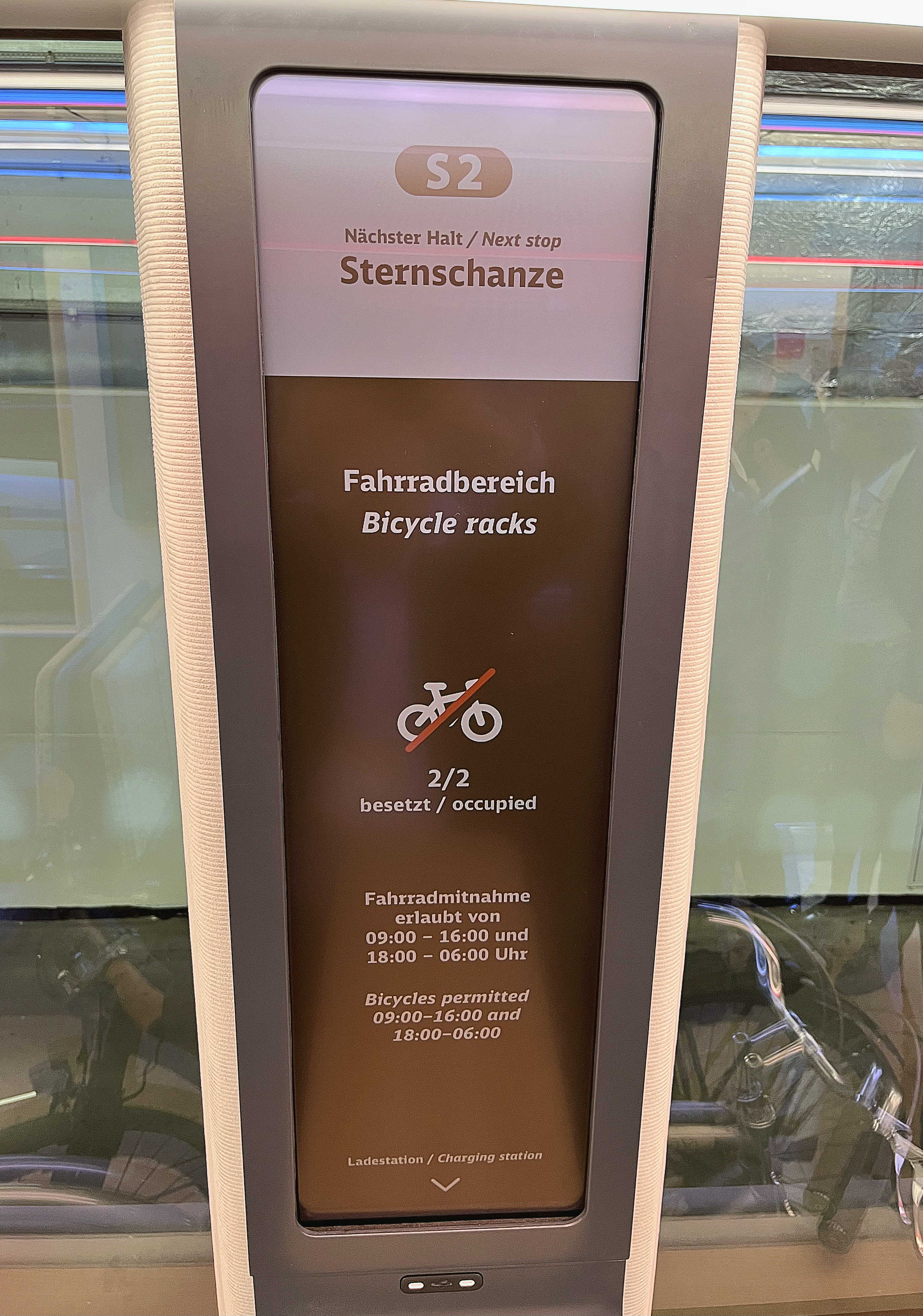 达擎HiRaso显示技术采用胆固醇液晶独特的双稳态特性及反射环境光线的方式，发挥最佳能源运用效率，其仅在更换显示画面时才消耗电力，在持续静止的画面显示上则为零耗电，与传统液晶显示技术相比大幅节省90%能耗