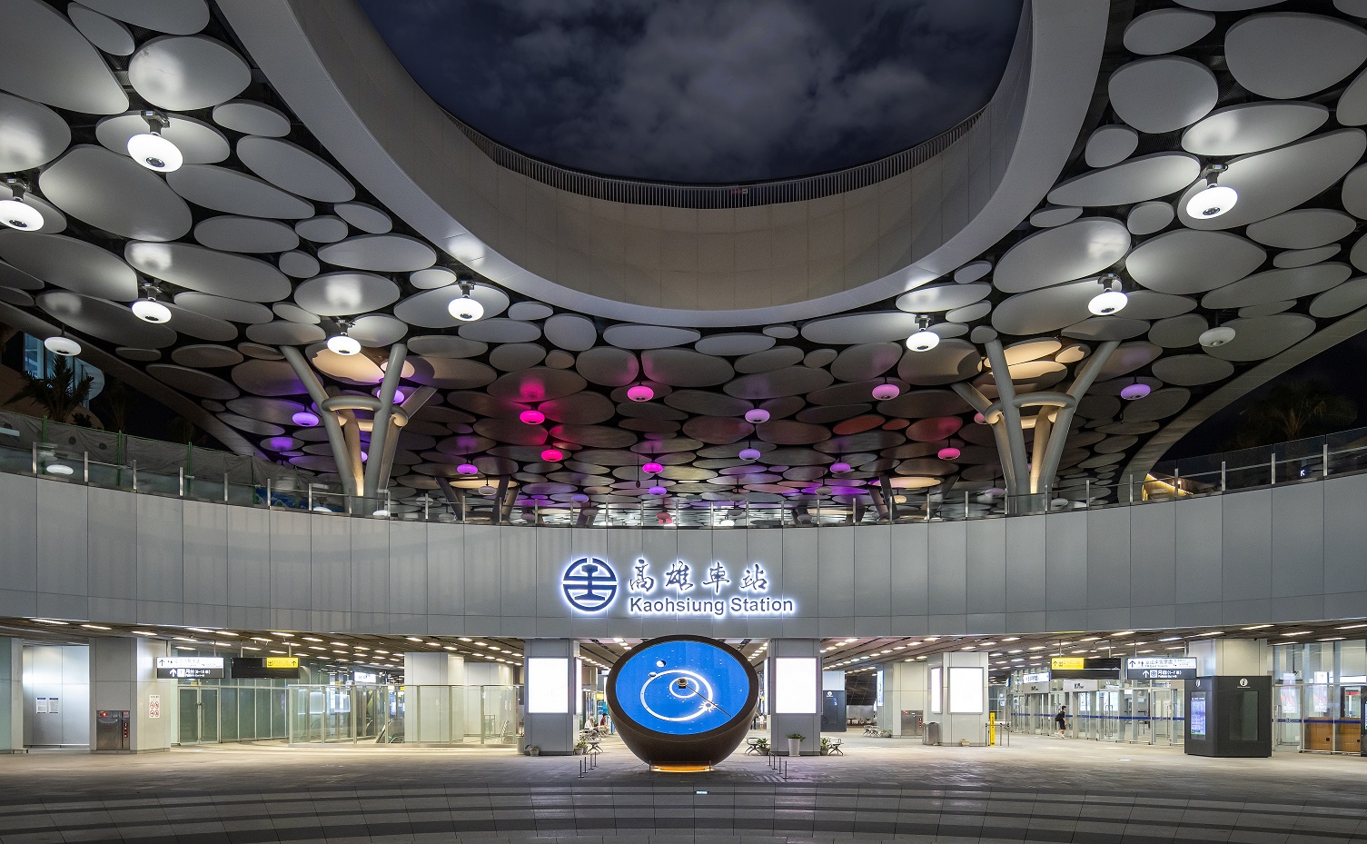 創利空間參與《高雄車站共感空間》公共藝術計畫，擔任視覺科技整合夥伴。於「看時間」天文鐘作品中提供技術指導，整合圓形LED鐘面與鐘體結構，在時間、天象星盤與空間氛圍間生動展演