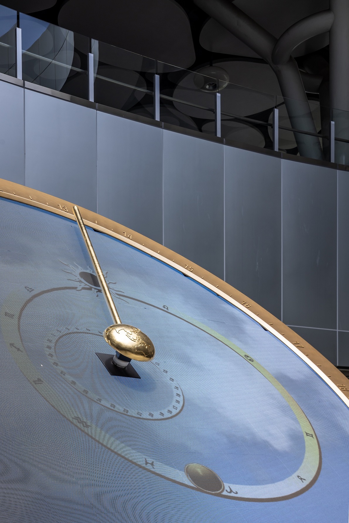 創利空間參與《高雄車站共感空間》公共藝術計畫，擔任視覺科技整合夥伴。於「看時間」天文鐘作品中提供技術指導，整合圓形LED鐘面與鐘體結構，在時間、天象星盤與空間氛圍間生動展演