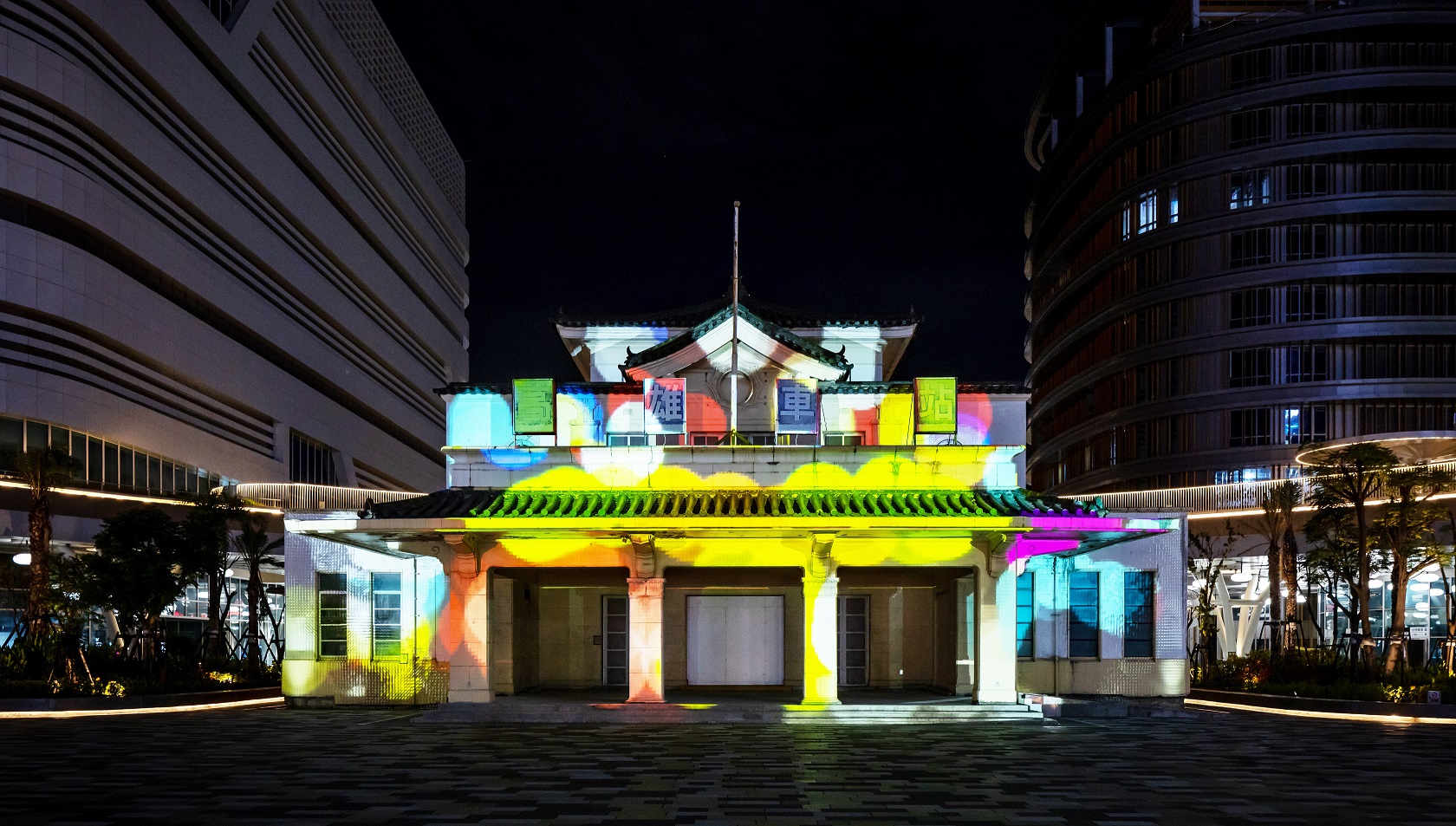 「映回憶」這項建築光雕作品展演高雄車站老站體回歸歷程，創利空間協助設計團隊精準呈現建築線條與歷史意象，並納入交通安全考量而調整光影呈現，展現整合技術與空間敏感度