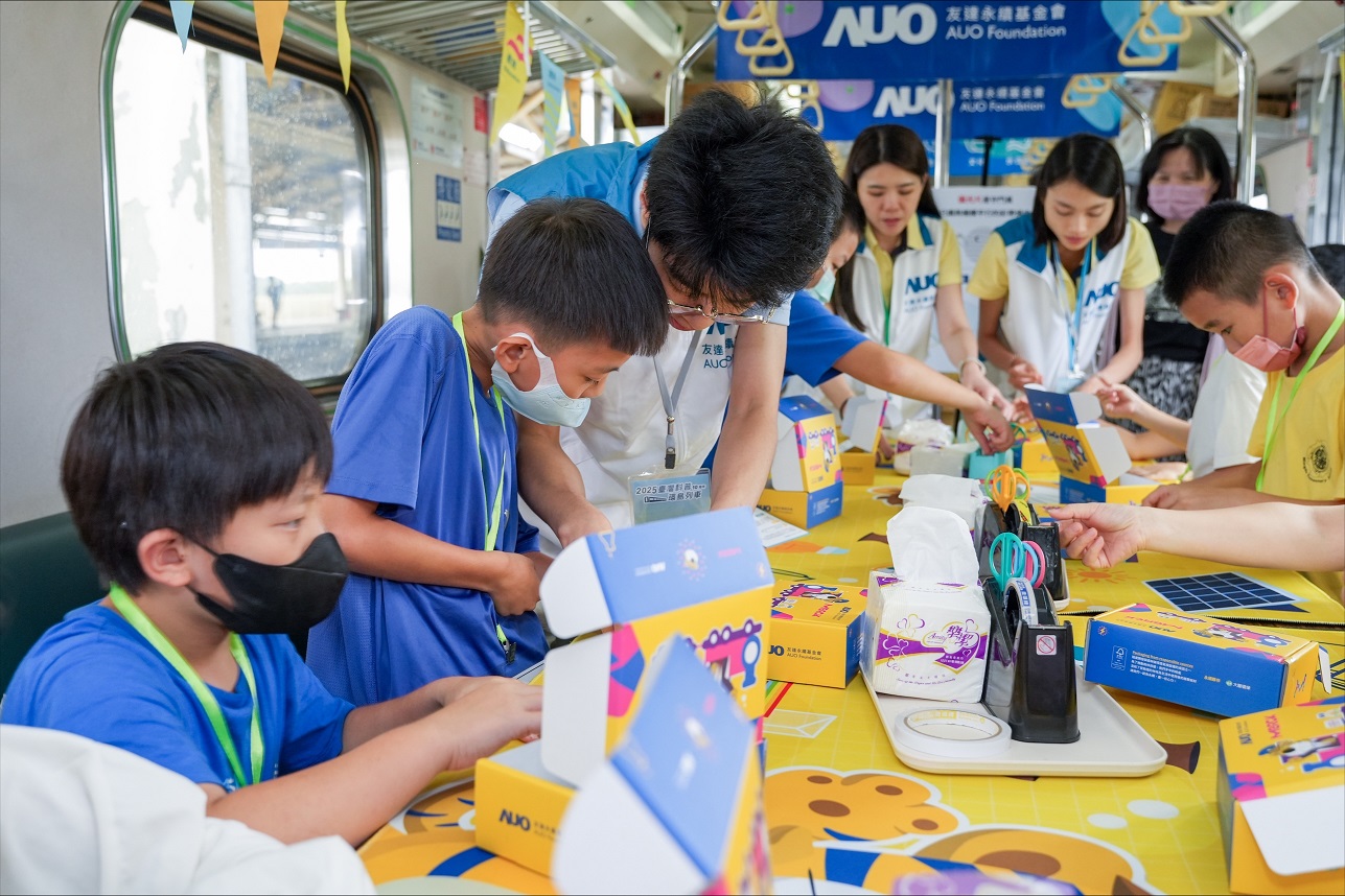 今年友達設計「光電、再生能源、水資源」三大課程主題，攜手供應鏈夥伴默克及大豐環保，以循環經濟理念開發創意教材