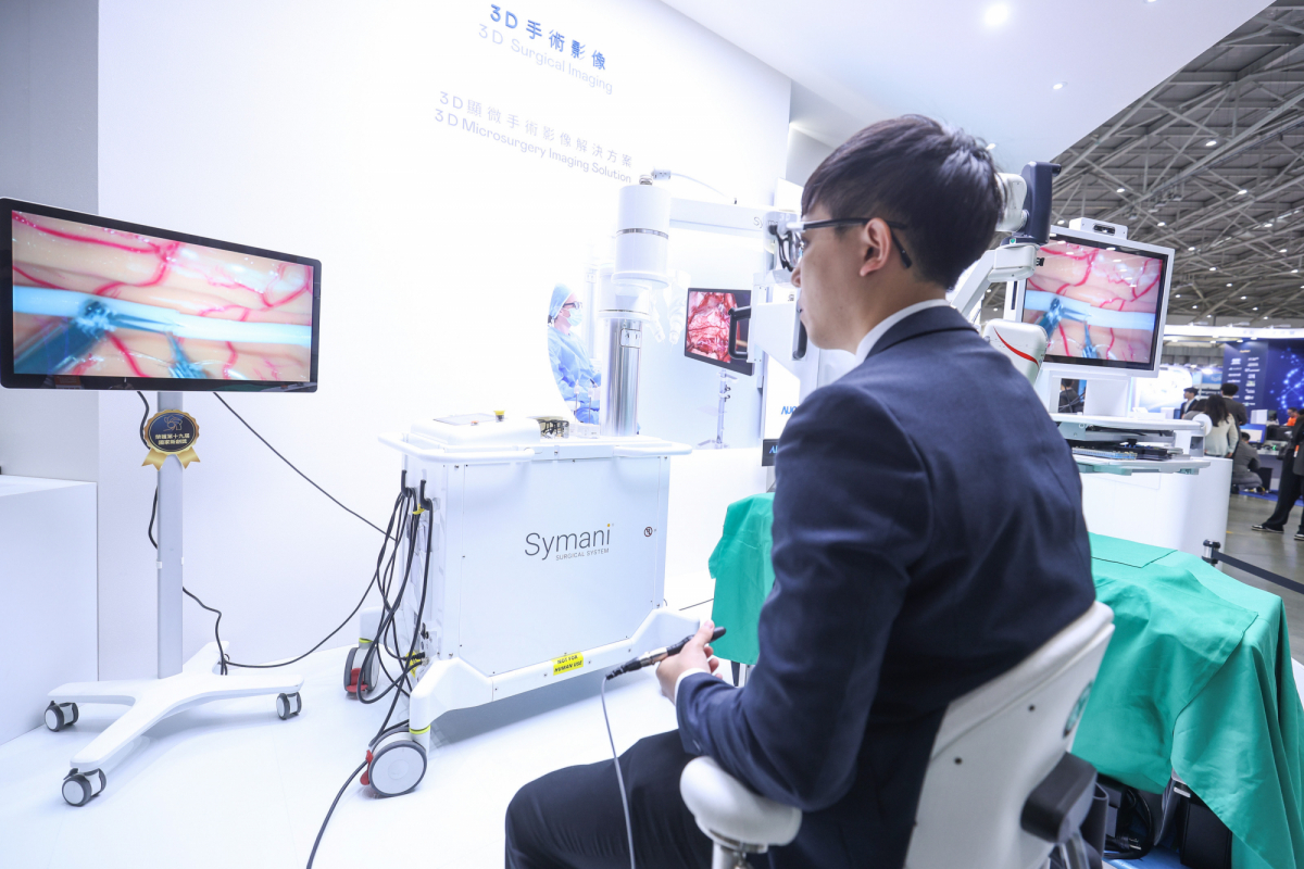 达擎推出〝3D显微手术影像解决方案〞，将3D影像技术从腹腔内视镜手术延伸至神经、血管、淋巴等高难度显微手术，提供超清晰立体视野，协助医疗团队在复杂手术中完成精准细腻操作。