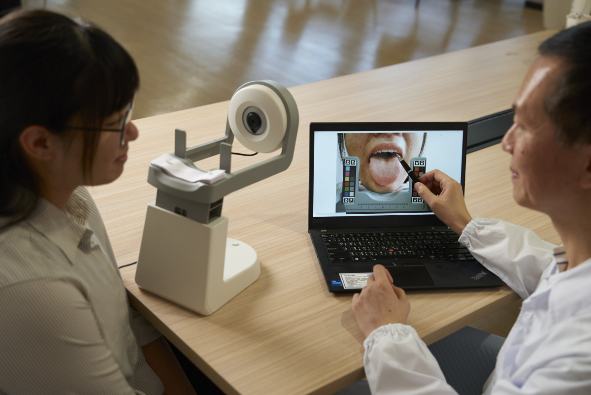 友達耘康的「舌象辨識軟體」則運用AI與大數據技術，可快速辨識舌色、舌形、苔色、苔質等特徵，顯著提升舌象辨識效率，優化檢測流程。